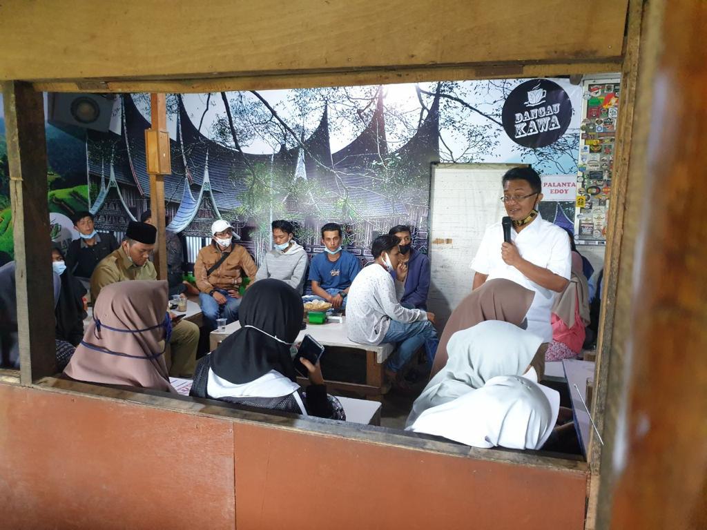 Cawagub Indra Catri saat saat berdiskusi dengan generasi milenial di Dangau Kawa Daun Biaro, Agam, Selasa (17/11)